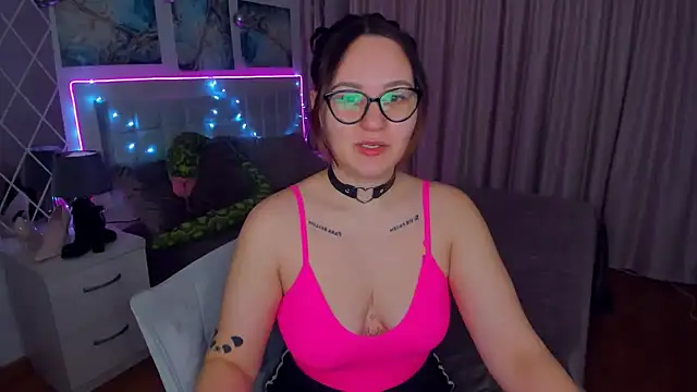 Snapshot of EsterLogan chatting on 12/31/24, 05:44 EsterLogan online show from 12/31/24, 05:44