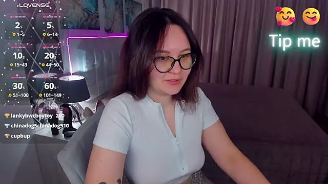 Snapshot of EsterLogan chatting on 02/02/25, 11:51 EsterLogan online show from 02/02/25, 11:51