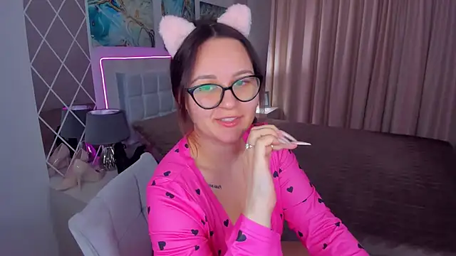 Snapshot of EsterLogan chatting on 02/11/25, 12:37 EsterLogan online show from 02/11/25, 12:37