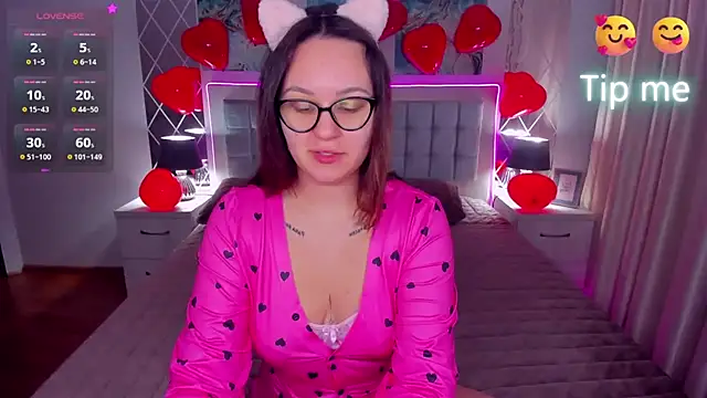 Snapshot of EsterLogan chatting on 02/14/25, 05:30 EsterLogan online show from 02/14/25, 05:30