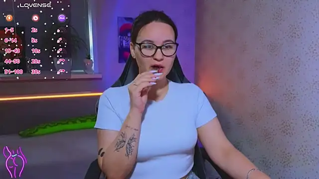 Snapshot of EsterLogan chatting on 09/20/25, 11:11 EsterLogan online show from 09/20/25, 11:11