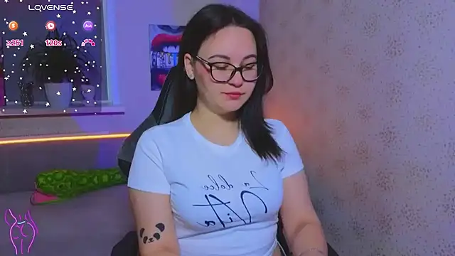 EsterLogan online show from 10/19/25, 08:48