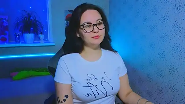 EsterLogan online show from 11/17/25, 11:27