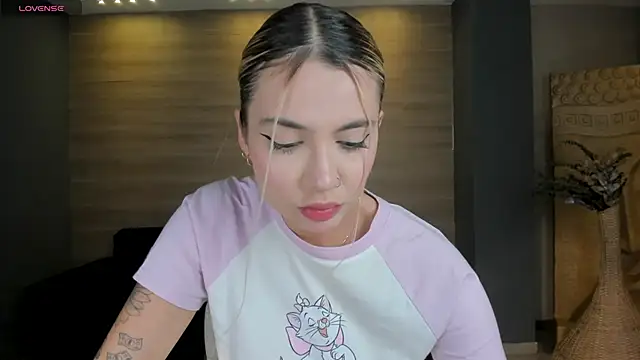 NiaHolland online show from 10/23/25, 07:56