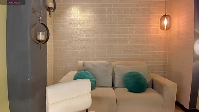 NiaHolland online show from 10/25/25, 08:25