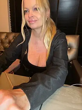 Lisavontease online show from 10/18/25, 10:43