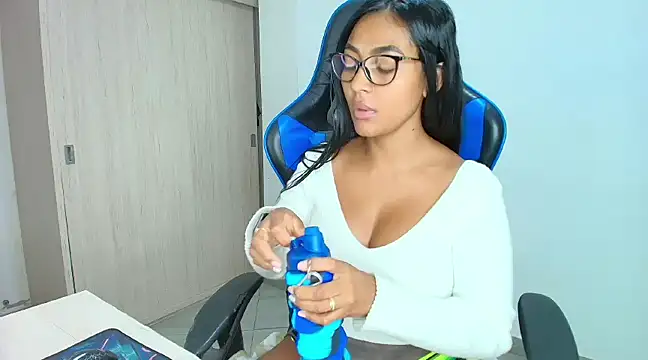 Snapshot of sophiax-x chatting on 12/10/24, 12:05 sophiax-x online show from 12/10/24, 12:05