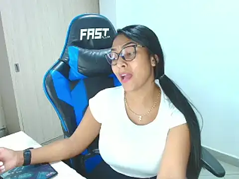 Snapshot of sophiax-x chatting on 01/29/25, 12:01 sophiax-x online show from 01/29/25, 12:01