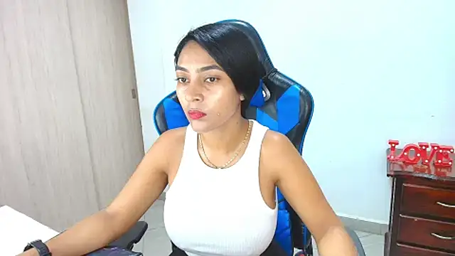 Snapshot of sophiax-x chatting on 09/28/25, 04:12 sophiax-x online show from 09/28/25, 04:12