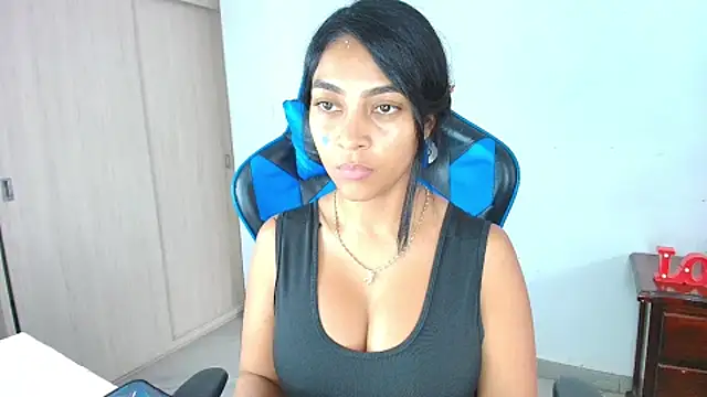 Snapshot of sophiax-x chatting on 09/29/25, 04:23 sophiax-x online show from 09/29/25, 04:23