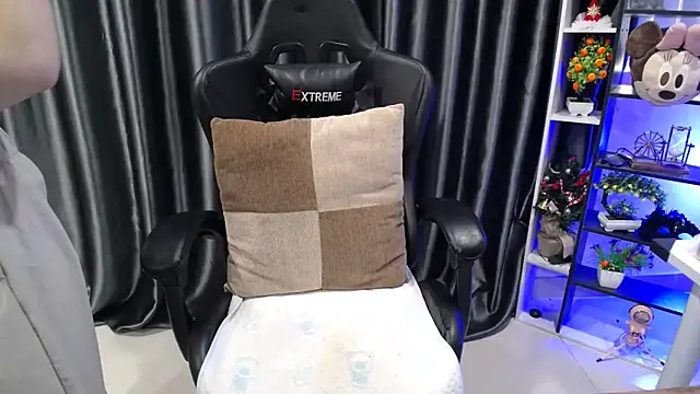 Snapshot of Yuki-yio chatting on 10/06/25, 01:47 Yuki-yio online show from 10/06/25, 01:47