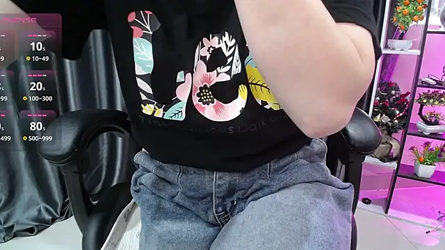 Snapshot of Yuki-yio chatting on 10/15/25, 01:17 Yuki-yio online show from 10/15/25, 01:17