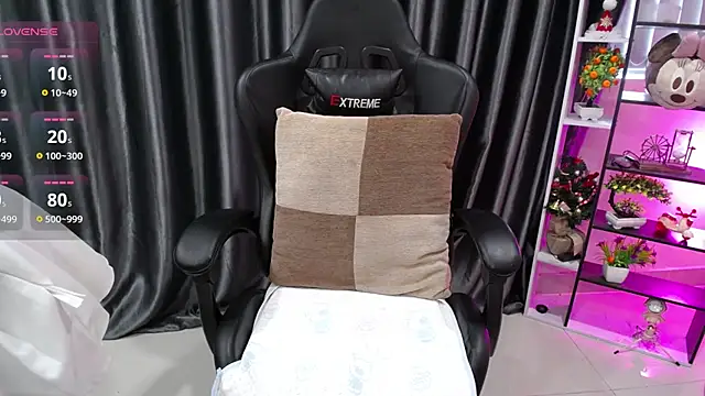 Snapshot of Yuki-yio chatting on 10/17/25, 01:20 Yuki-yio online show from 10/17/25, 01:20