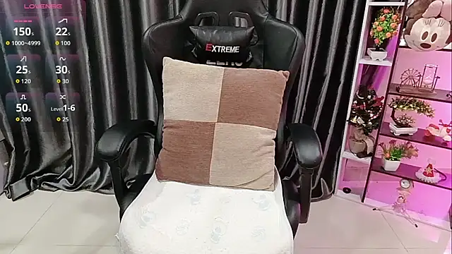 Snapshot of Yuki-yio chatting on 10/20/25, 01:17 Yuki-yio online show from 10/20/25, 01:17