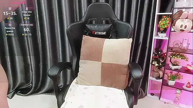 Snapshot of Yuki-yio chatting on 10/26/25, 12:49 Yuki-yio online show from 10/26/25, 12:49