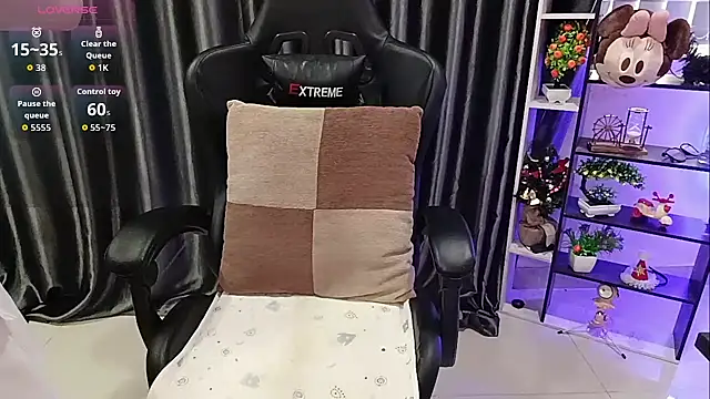 Snapshot of Yuki-yio chatting on 10/28/25, 01:20 Yuki-yio online show from 10/28/25, 01:20