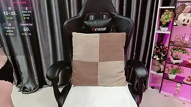 Snapshot of Yuki-yio chatting on 11/04/25, 01:05 Yuki-yio online show from 11/04/25, 01:05