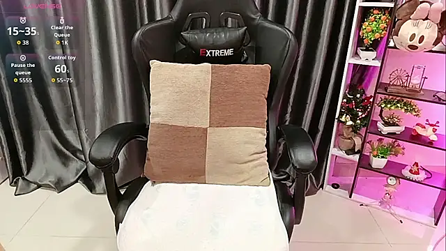 Snapshot of Yuki-yio chatting on 11/11/25, 01:16 Yuki-yio online show from 11/11/25, 01:16