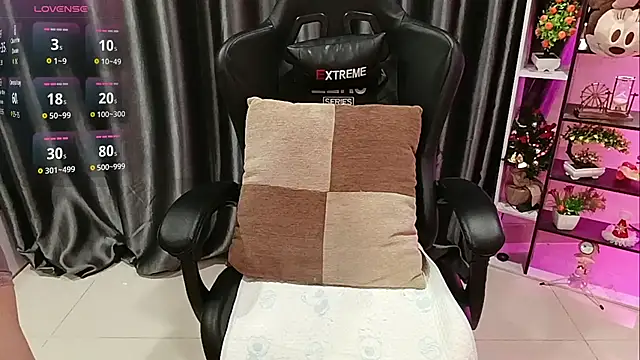 Snapshot of Yuki-yio chatting on 11/20/25, 01:17 Yuki-yio online show from 11/20/25, 01:17