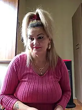Snapshot of CRHYSTEL chatting on 03/06/25, 12:19 CRHYSTEL online show from 03/06/25, 12:19