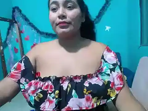 Snapshot of sirena_15 chatting on 12/23/24, 05:49 sirena 15 online show from 12/23/24, 05:49