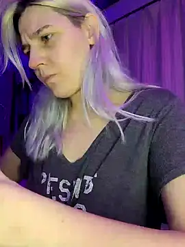 Snapshot of ScarletCallings420 chatting on 12/25/24, 02:57 ScarletCallings420 online show from 12/25/24, 02:57