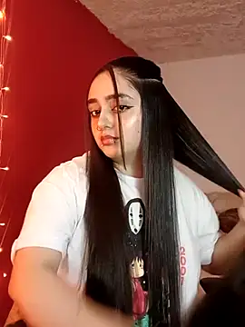 Snapshot of IvonneT chatting on 10/19/25, 01:06 IvonneT online show from 10/19/25, 01:06