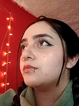 Snapshot of IvonneT chatting on 10/26/25, 12:16 IvonneT online show from 10/26/25, 12:16