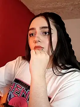 Snapshot of IvonneT chatting on 11/09/25, 12:09 IvonneT online show from 11/09/25, 12:09