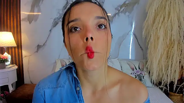 Snapshot of hannahill69 chatting on 02/22/25, 07:12 hannahill69 online show from 02/22/25, 07:12