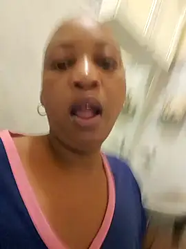 Snapshot of winterqueenx chatting on 03/21/25, 02:18 winterqueenx online show from 03/21/25, 02:18