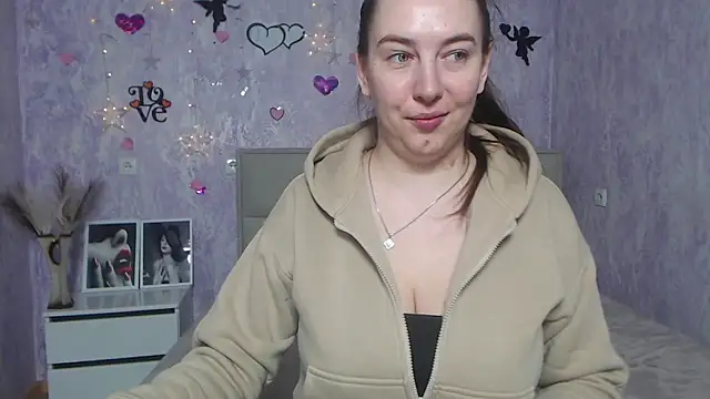 Snapshot of KaleyReed chatting on 02/14/25, 07:28 KaleyReed online show from 02/14/25, 07:28