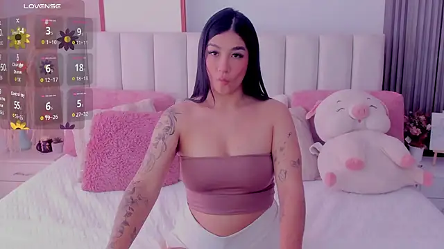 Snapshot of Skcarlet_beckett chatting on 10/24/25, 01:18 Skcarlet beckett online show from 10/24/25, 01:18