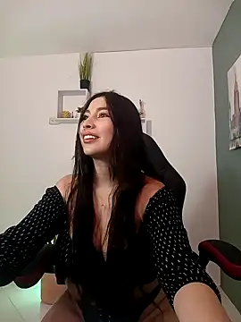 Snapshot of bella_99_ chatting on 12/10/24, 02:50 bella 99 online show from 12/10/24, 02:50