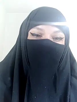 Snapshot of evelyn__salah chatting on 10/14/25, 04:08 evelyn salah online show from 10/14/25, 04:08