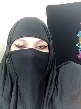 Snapshot of evelyn__salah chatting on 10/22/25, 11:04 evelyn salah online show from 10/22/25, 11:04