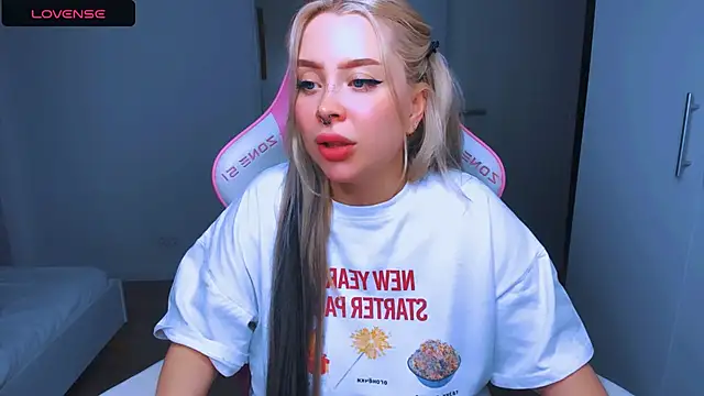 MonaLauu online show from 01/11/25, 02:04