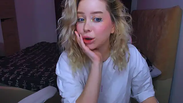 MonaLauu online show from 09/30/25, 12:48