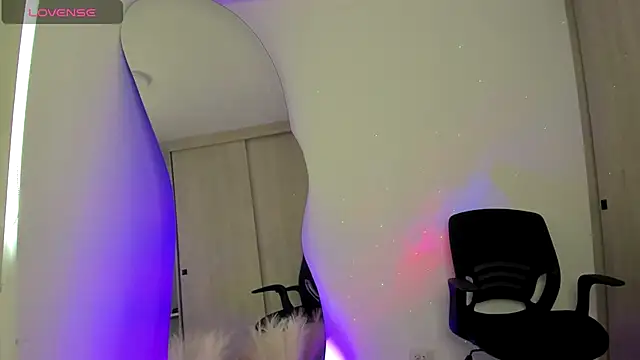 SussiVega online show from 10/28/25, 08:00