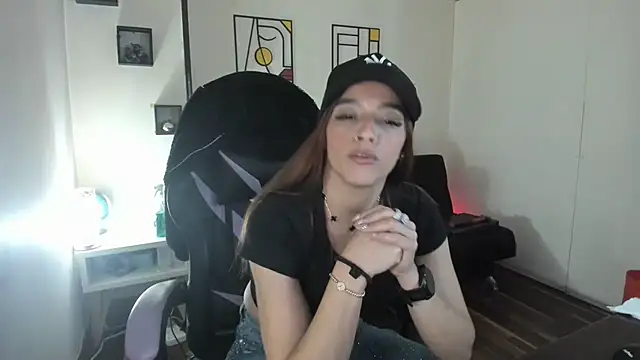 Snapshot of kay_marie chatting on 12/02/25, 09:21 kay marie online show from 12/02/25, 09:21