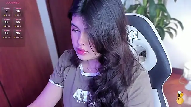 Snapshot of Alyaa_s chatting on 01/18/25, 09:34 Alyaa s online show from 01/18/25, 09:34