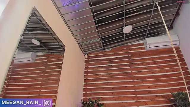 Snapshot of _MeganRain chatting on 02/16/25, 08:21 MeganRain online show from 02/16/25, 08:21