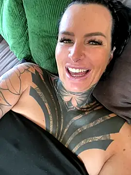 Snapshot of InkedBiitch chatting on 10/01/25, 08:53 InkedBiitch online show from 10/01/25, 08:53