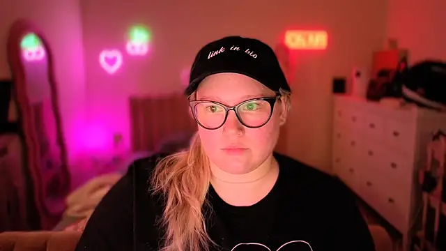 PiggyRose online show from 10/18/25, 12:02