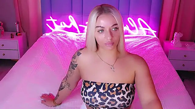 Snapshot of AllwaysHotJ chatting on 10/24/25, 01:57 AllwaysHotJ online show from 10/24/25, 01:57