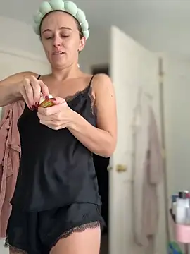 lunagirl13 online show from 10/19/25, 07:36