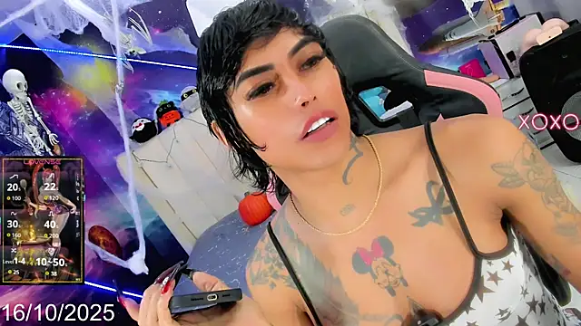 Snapshot of Nella_Dolls chatting on 10/16/25, 06:58 Nella Dolls online show from 10/16/25, 06:58