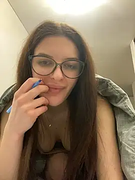 Snapshot of little_belucci chatting on 02/25/25, 07:47 little belucci online show from 02/25/25, 07:47