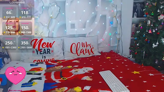 Snapshot of mooncandygirl chatting on 12/20/24, 11:54 mooncandygirl online show from 12/20/24, 11:54