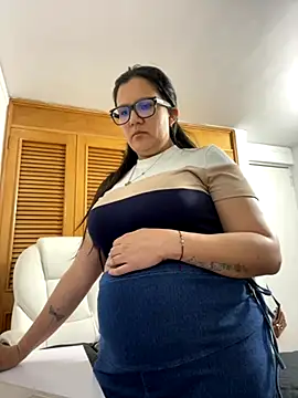 Snapshot of SWEETLILY18 chatting on 10/15/25, 10:54 SWEETLILY18 online show from 10/15/25, 10:54